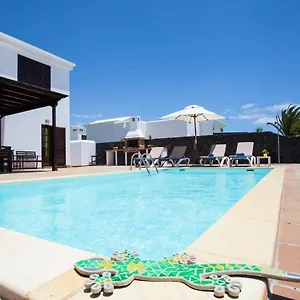 https://villa-lola-playa-blanca-lanzarote.in-canary-islands.com